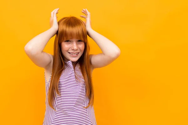 Emocionální Zázvor Dívka Pózovat Proti Oranžové Pozadí — Stock fotografie