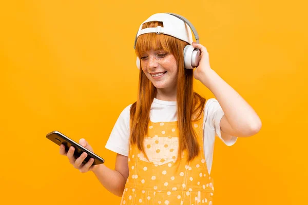 Bastante Adolescente Con Pelo Rojo Posando Con Teléfono Móvil Auriculares — Foto de Stock