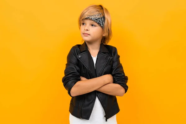 Chico Guapo Emocional Posando Sobre Fondo Naranja — Foto de Stock