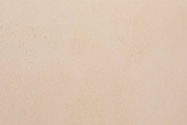 Sade bir yüzey yumuşak, kumlu bir dokuyu nazik renk değişimleriyle gösterir. Arkaplan nötr, çeşitli ayarlar için sakin ve basit bir estetik yaratıyor.