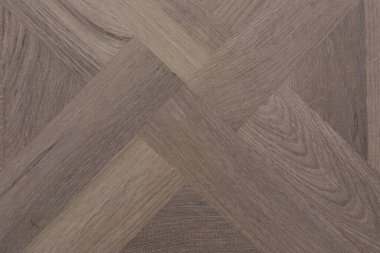 Döşeme, alternatif ışık ve koyu ahşap kalaslardan oluşan karmaşık bir desen içeriyor. Bu modern tasarım herhangi bir iç mekâna şık bir dokunuş ekler.