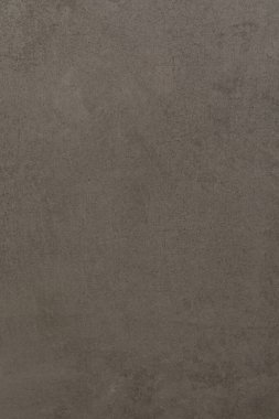 Gri desenli bir yüzey, doğal ışık altında renk ve desendeki ince değişiklikleri gösterir. Sahne, öğleden sonra basit bir açık hava ortamının özünü yakalıyor..