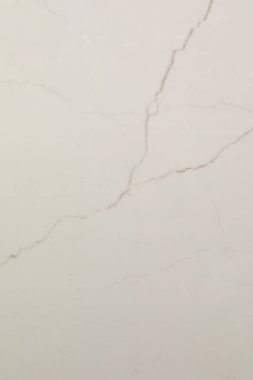 İlginç bir doku oluşturan benzersiz çatlaklar içeren pürüzsüz bir yüzeyin yakın çekim görüntüsü. Bu dekor iyi aydınlatılmış, desenlerin doğal güzelliğini vurguluyor..