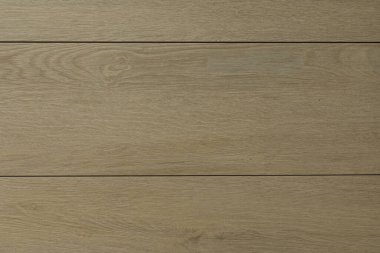 Çok güzel döşenmiş bir ahşap döşeme iç güzelliğe sıcaklık ve cazibe katar. Tahtalar pürüzsüz bir doku ve doğal tahıl içeriyor, odaları estetik olarak büyütüyor..