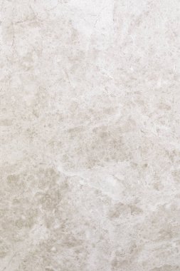 Yüzey, yumuşak damarları ve dokuları olan açık gri bir mermer sergiliyor. Bu doğal taş, tezgah ya da döşeme gibi çeşitli iç uygulamalar için zarif bir zemin sağlar..