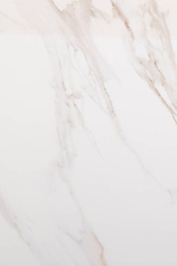 Pürüzsüz beyaz mermer yüzeyde, tezgah ve döşeme gibi çeşitli tasarım uygulamaları için uygun hassas gri damarlar sergilenir. Zamansız zarafeti her yeri güzelleştirir..