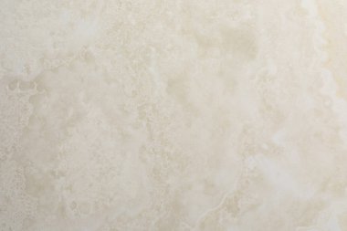 Bu yüzey açık bej, pürüzsüz bir dokuya sahiptir, mutfak tezgahları, banyo süslemeleri veya döşemeler için idealdir. Doğal güzelliği ve tasarımda çok yönlülüğü yansıtır..