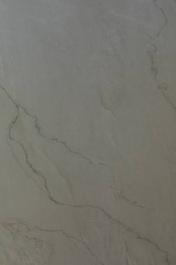 Karmaşık damarların ve yumuşak gri renklerde desenlerin olduğu bir yüzeye yakından bakmak. Bu doğal tasarım, zarafet ve stili vurgulayarak, modern iç mekanların görünümünü geliştirir..