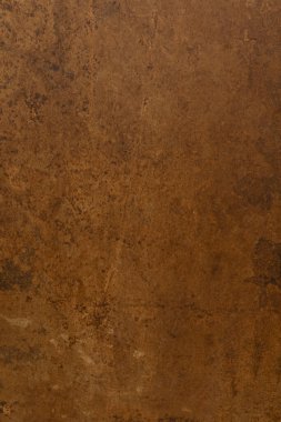 Bu sahne, benzersiz desenler ve toprak tonlarını gösteren, davetkar ve doğal bir atmosfer yaratan sıcak, dokulu kahverengi bir yüzeye sahiptir..