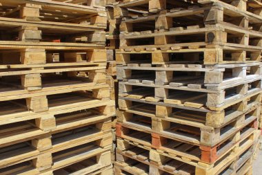 Eski paletler açık havaya yerleştirilir