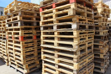 Eski paletler açık havaya yerleştirilir