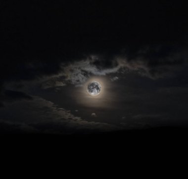 Geceleyin ay. Esrarengiz gece