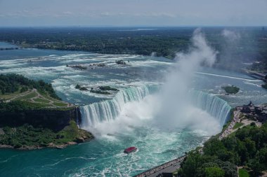 Niagara Şelalesi, Ontario, Kanada: Niagara Nehri, Niagara Vadisi, At Nalı Şelalesi ve Masa Kayası 'nı ziyaret eden turistlerin hava manzarası.