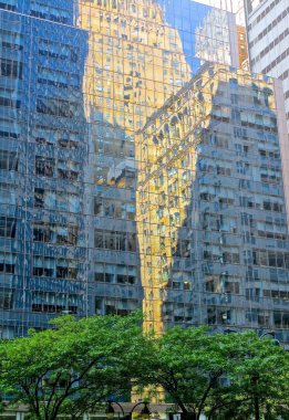 New York, New York: Eski ofis binası Park Avenue 'daki daha yeni, cam ve çelik bir binanın cephesine yansıdı.