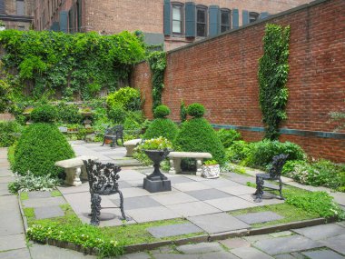 New York, New York: 1832 'de Old Merchants House' un arkasındaki bahçe, New York 'taki tek 19. yüzyıl aile evi..