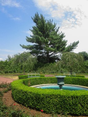 Garrison, New York, ABD: Boscobel 'in bahçesindeki bir çeşme, Hudson Nehri üzerindeki tarihi bir 19. yüzyıl evi.