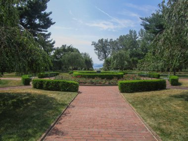Garrison, New York, ABD: Boscobel 'in bahçesindeki bir çeşme, Hudson Nehri üzerindeki tarihi bir 19. yüzyıl evi.