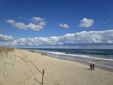 Bethany Beach, Delaware, ABD: Atlantik Okyanusu 'ndaki sahil boyunca uzanan uzun ve alçak bir beyaz bulut şeridi.