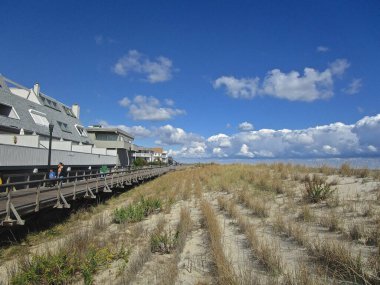 Bethany Beach, Delaware, ABD: Atlantik Okyanusu 'ndaki sahil ve sahil boyunca uzun ve alçak bir güzel beyaz bulut şeridi.