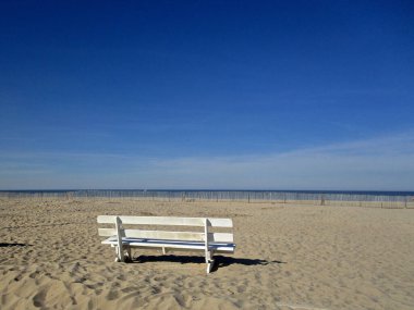 Lewes, Delaware, ABD: Sahilde Atlantik Okyanusu manzaralı bir bank.