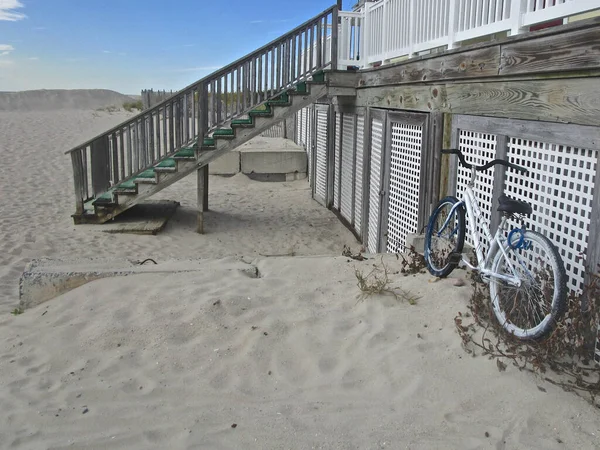 뉴저지 웨스트 케이프 모래가 해변에 건물에 기대어 자전거 — 스톡 사진
