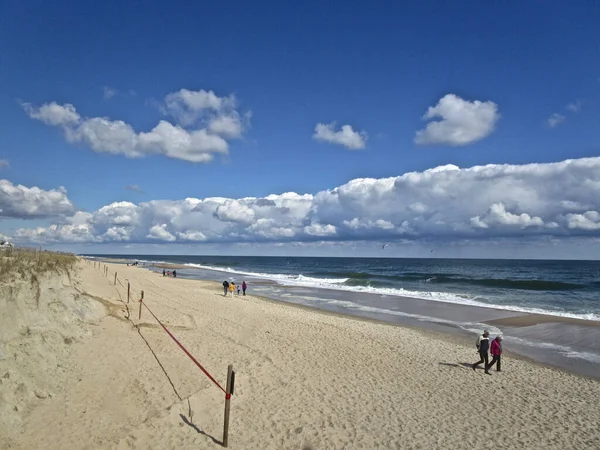 Bethany Beach, Delaware, ABD: Atlantik Okyanusu 'ndaki sahil boyunca uzanan uzun ve alçak bir beyaz bulut şeridi.
