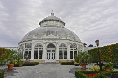 Bronx, New York: Enid A. Haupt Konservatuarı (1902), New York Botanik Bahçesi 'ndeki bir sera, İngiltere' nin Kew kentindeki Royal Botanik Bahçesi 'ndeki Palm House' dan sonra modellenmiştir..