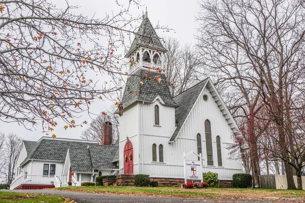 1708年に設立されたニューイングランドの町 コネチカット州ダラムのエピファニー教会 ダーラム市中心部はアメリカ合衆国国家歴史登録財に指定されている — ストック写真