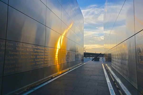 ニュージャージー州ジャージーシティ 日没の輝きは 自由州立公園に位置する9 11テロ攻撃の犠牲者への公式のニュージャージー記念碑であるエンプティスカイを通して輝きます — ストック写真