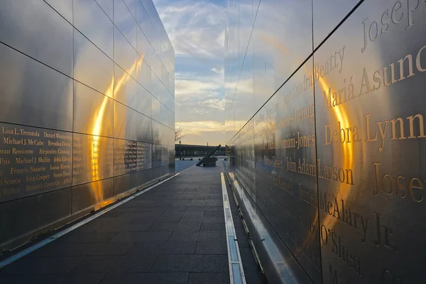 ニュージャージー州ジャージーシティ 日没の輝きは 自由州立公園に位置する9 11テロ攻撃の犠牲者への公式のニュージャージー記念碑であるエンプティスカイを通して輝きます — ストック写真