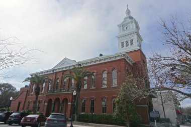 Fernandina Beach, FL, ABD: Klasik Uyanış tarzı Eski Nassau İlçe Mahkemesi (1891) Centre Street 'te dökme demir korint sütunlar, çan kulesi ve çan kulesi yer alıyor.