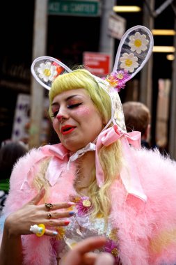 New York, New York: Beşinci Cadde Paskalya Geçidi 'nde tavşan temalı kostüm giyen etkileyici genç bir kadın.