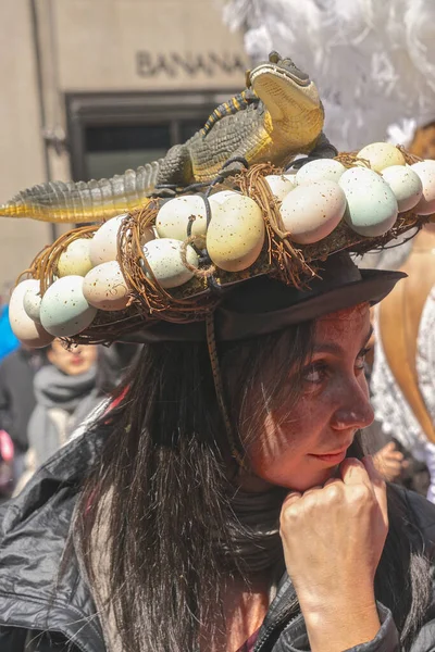 New York New York Woman Wearing Bonnet Featuring Lizard Its — Stock Photo, Image