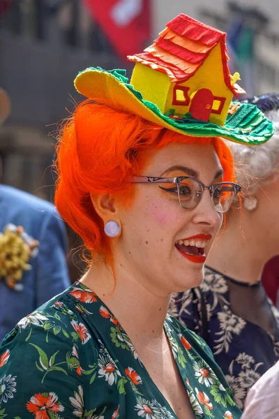 New York New York Young Woman Wearing Red Yellow Green — Stock Photo, Image