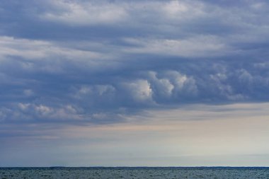 Dramatik, rüzgârlı bulutlar Chesapeake Körfezi üzerinde.
