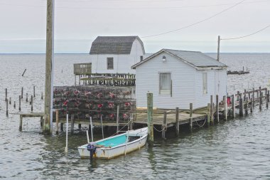 Virginia, Tangier Adası 'nda Chesapeake Körfezi' nde kulübeler ve yengeç tuzakları. 1850 yılından bu yana adaların kara kütlesi% 67 oranında azalmıştır; kalan kara parçasının 2068 yılına kadar kaybedilmesi beklenmektedir..
