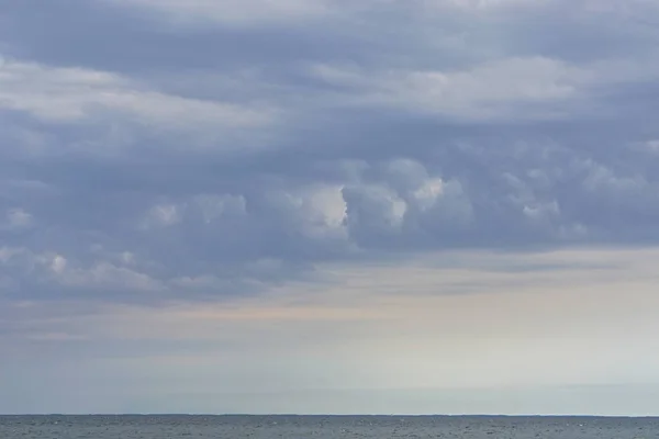 Dramáticas Nubes Barridas Por Viento Sobre Bahía Chesapeake — Foto de Stock