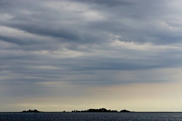 Dramáticas Nubes Barridas Por Viento Sobre Pequeñas Islas Deshabitadas Bahía — Foto de Stock