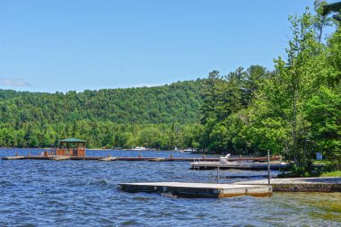 New York körfezi, New York körfezi yakınlarındaki Fourth Lake 'in dalgalı sularında yüzen tahta tekne iskeleleri. Dördüncü Göl, Adirondack Park 'taki Fulton Zincir Gölü' nün bir parçasıdır..
