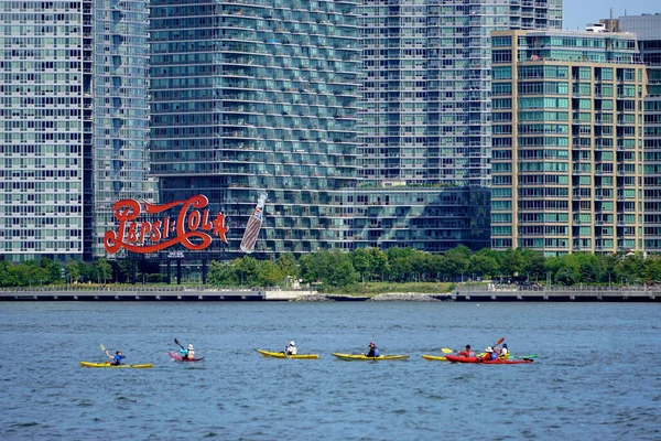 Long Island City Nowy Jork Kolorowa Grupa Kajakarzy Wiosłujących East — Zdjęcie stockowe