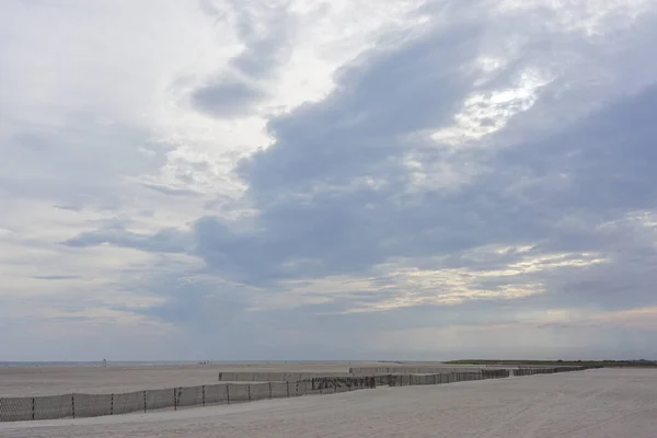 펜싱은 구름이 모이는 해변의 침식을 막는다 — 스톡 사진