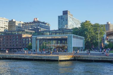 Brooklyn, New York: Janes Carousel, 1922, Brooklyn Köprü Parkı. 1975 yılında National Register of Historic Places 'da yayınlanmıştır..