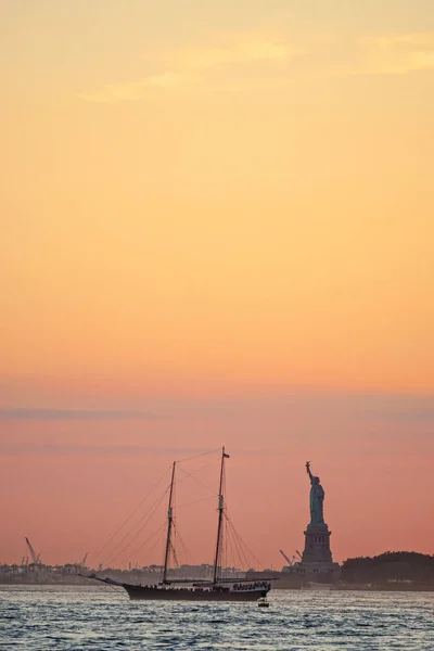 Nueva York Silueta Estatua Libertad Concurrido Puerto Nueva York Atardecer —  Fotos de Stock