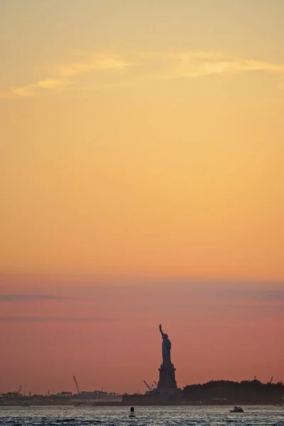 ニューヨーク市 ブルックリン ブリッジ パークから見える 忙しいニューヨーク港の自由の女神像のシルエット — ストック写真