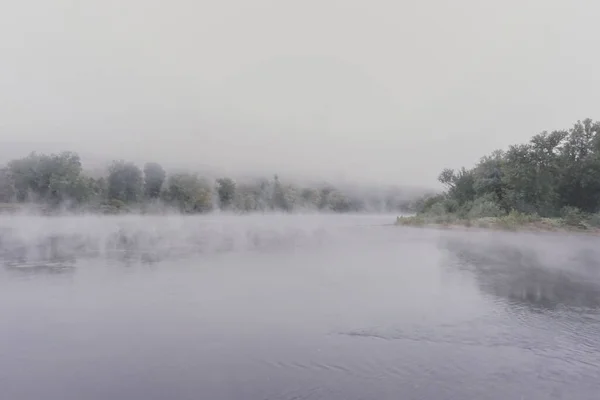 宾夕法尼亚州特拉华州的肖尼 特拉华河流域的特拉华河水中升起的晨雾 — 图库照片