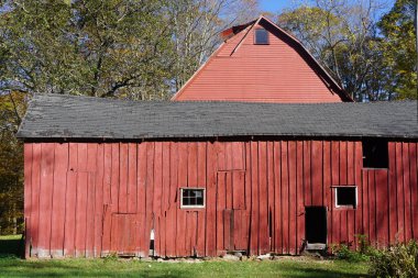 Pocono Dağları, Pennsylvania, ABD: Kırık camlı ve soluk kırmızı boyalı terk edilmiş kırmızı bir ahır.