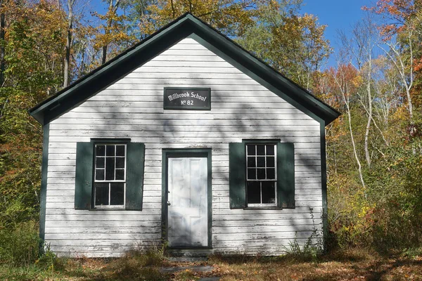 ニュージャージー州ミルブルック村 ニュージャージー州ウォーレン郡の歴史的農業地ミルブルック村にある放棄された19世紀のシングルルーム学校の家 — ストック写真