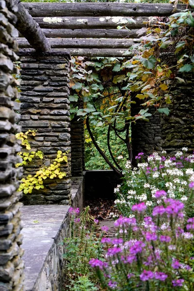 Milford Pennsylvania Flowers Stone Walls Grey Towers 1886 Former Home — Stock Photo, Image