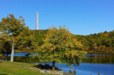 Montague, Sussex County, New Jersey: Marcia Gölü 'ne bakan dikilitaş şekilli bir anıt, High Point State Park' ta sonbahar yeşillikleriyle çevrili, eyaletin en yüksek mertebesine sahip..