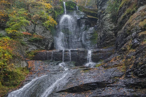 Delaware Township, Pike County, Pennsylvania, ABD: Delaware Su Gap Ulusal Eğlence Bölgesi 'nde sonbahar yaprakları Dingmans Falls' u çevreledi.